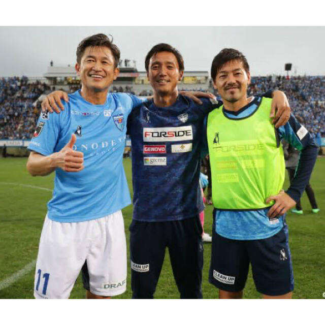 2019横浜FC ホームオーセンティックユニフォームL#11三浦知良フルサイン入 スポーツ/アウトドアのサッカー/フットサル(ウェア)の商品写真