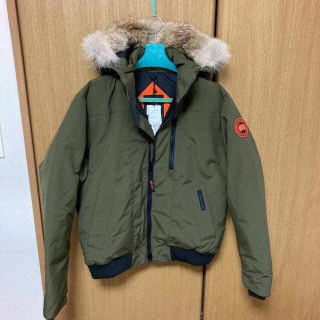 CANADA GOOSE(カナダグース)のBEAMS別注！CANADA GOOSE Borden Bomber カーキ　M メンズのジャケット/アウター(ダウンジャケット)の商品写真