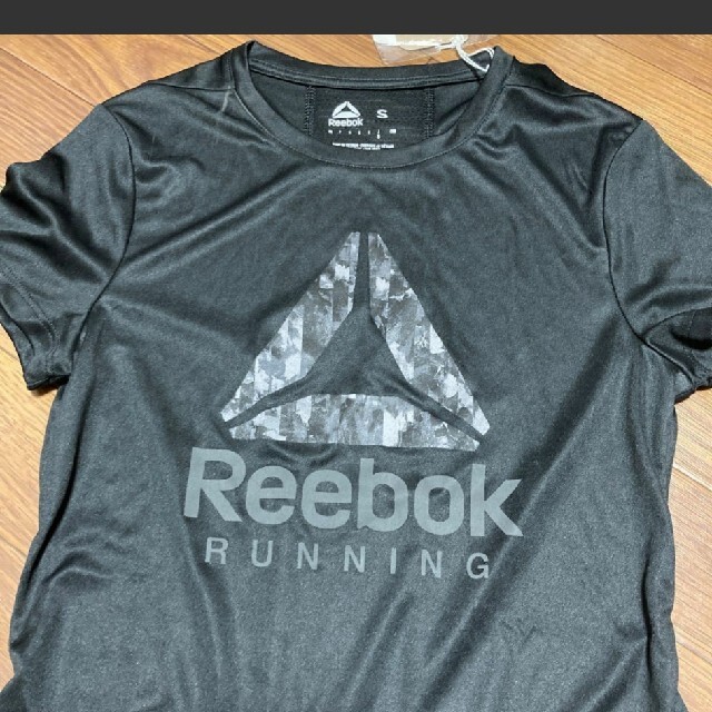 Reebok(リーボック)のリーボック速乾性シャツ　新品 スポーツ/アウトドアのトレーニング/エクササイズ(ウォーキング)の商品写真