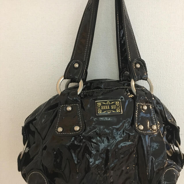 ANNA SUI(アナスイ)のアナスイ　ショルダーバッグ　エナメル　ブラック レディースのバッグ(ショルダーバッグ)の商品写真