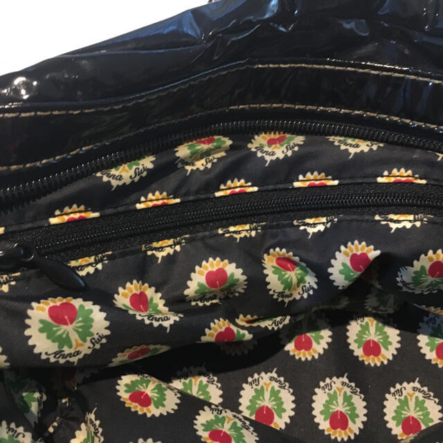 ANNA SUI(アナスイ)のアナスイ　ショルダーバッグ　エナメル　ブラック レディースのバッグ(ショルダーバッグ)の商品写真