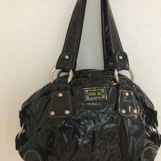 アナスイ(ANNA SUI)のアナスイ　ショルダーバッグ　エナメル　ブラック(ショルダーバッグ)