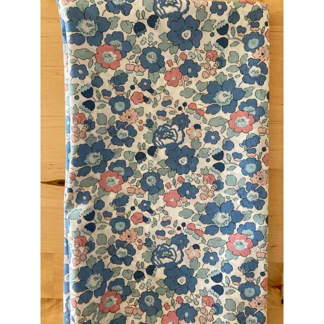 輸入リバティ　ベッツィ　ブルー系　タナローン　50cm ハンドメイドの素材/材料(生地/糸)の商品写真