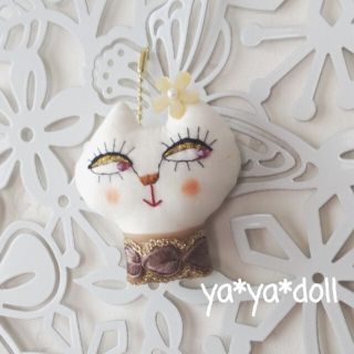 猫人形　チャーム　薄茶　ya*ya*doll 猫　雑貨　インテリア　アクセサリー(チャーム)