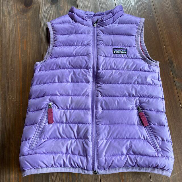 patagonia(パタゴニア)のパタゴニア　ダウンベスト　4T キッズ/ベビー/マタニティのキッズ服女の子用(90cm~)(ジャケット/上着)の商品写真