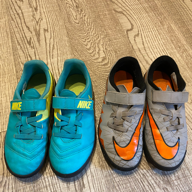 NIKE(ナイキ)のNike サッカーシューズ キッズ 2足セット キッズ/ベビー/マタニティのキッズ靴/シューズ(15cm~)(スニーカー)の商品写真