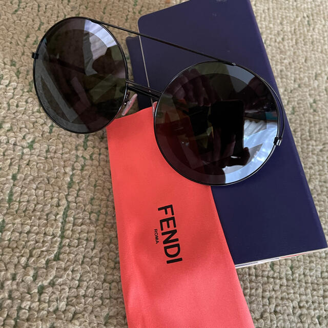 FENDI(フェンディ)の【FENDI】　サングラス　Nissy 着用モデル　早い者勝ち メンズのファッション小物(サングラス/メガネ)の商品写真