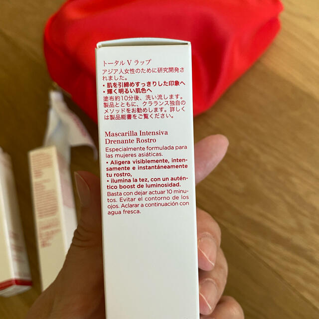 CLARINS(クラランス)のCLARINS クラランス  ポーチセット　新品未使用 コスメ/美容のスキンケア/基礎化粧品(美容液)の商品写真