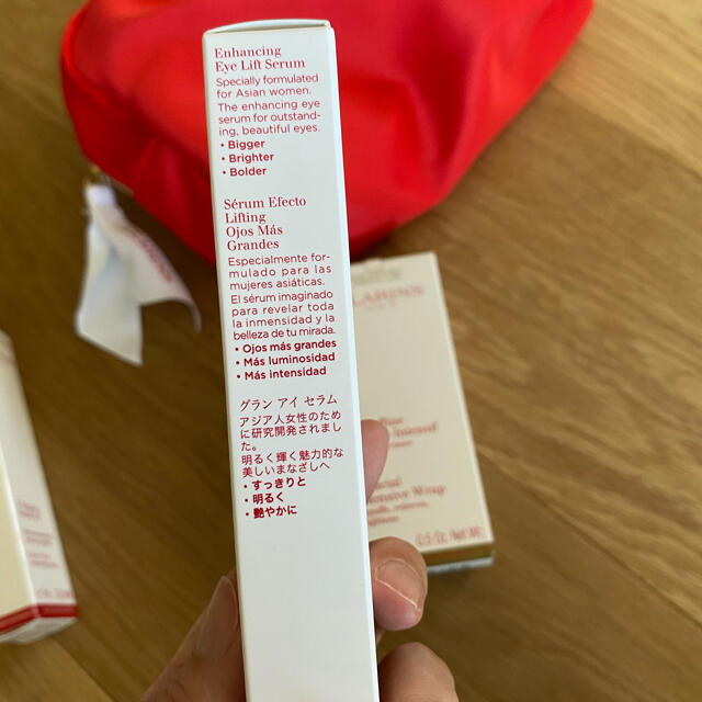 CLARINS(クラランス)のCLARINS クラランス  ポーチセット　新品未使用 コスメ/美容のスキンケア/基礎化粧品(美容液)の商品写真