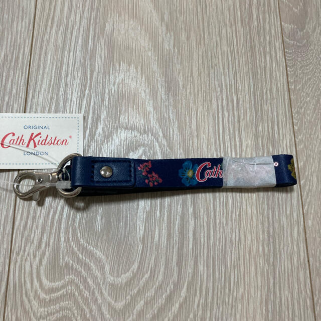 Cath Kidston(キャスキッドソン)のキャスキッドソン Cath Kidston ネックストラップ 新品未使用 スマホ/家電/カメラのスマホアクセサリー(ネックストラップ)の商品写真