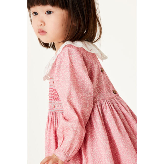 NEXT(ネクスト)の【新品】Pink Ditsy シャーリングコットンワンピース（ガールズ） キッズ/ベビー/マタニティのベビー服(~85cm)(ワンピース)の商品写真