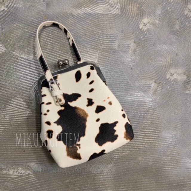 Ungrid(アングリッド)のホルスタイン ガマグチショルダー バッグ カウ 牛柄 アニマル 動物 レディース レディースのバッグ(ショルダーバッグ)の商品写真