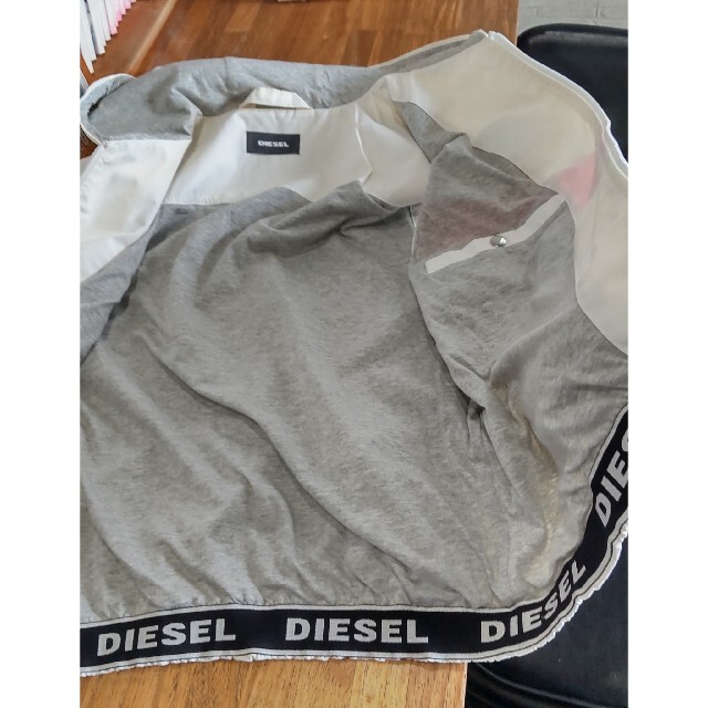 DIESEL(ディーゼル)のDIESEL   厚手のナイロン・フードありベスト。 メンズのトップス(ベスト)の商品写真