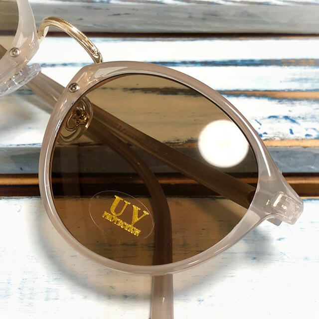【新品未使用】ボストン クリアフレーム カラーレンズ サングラス グレージュ レディースのファッション小物(サングラス/メガネ)の商品写真