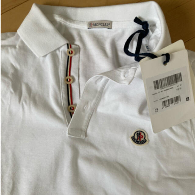 MONCLER(モンクレール)の【新品】MONCLER    白　サイズM   モンクレール ポロシャツ メンズのトップス(ポロシャツ)の商品写真