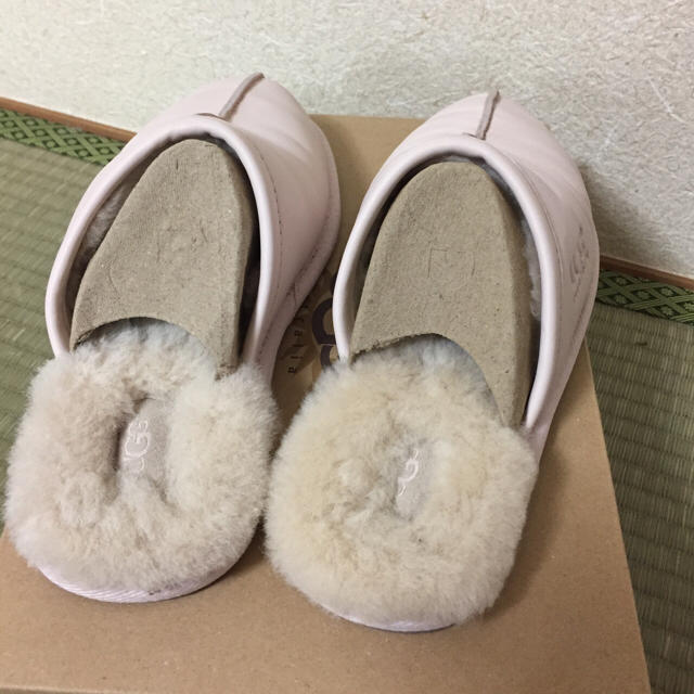 UGG(アグ)のUGG 新品未使用 ルームシューズ インテリア/住まい/日用品のインテリア小物(スリッパ/ルームシューズ)の商品写真