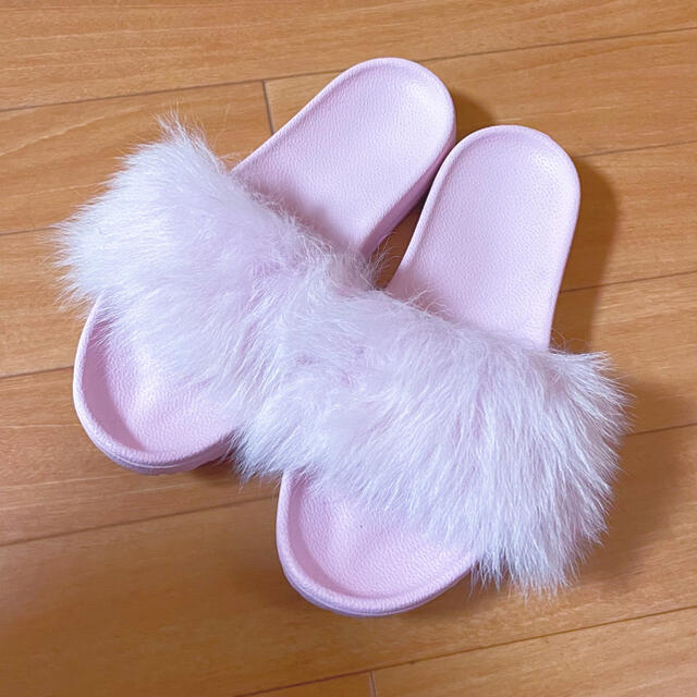 UGG(アグ)のUGGアグ W ROYALE ロイヤルファーサンダルピンク レディースの靴/シューズ(サンダル)の商品写真