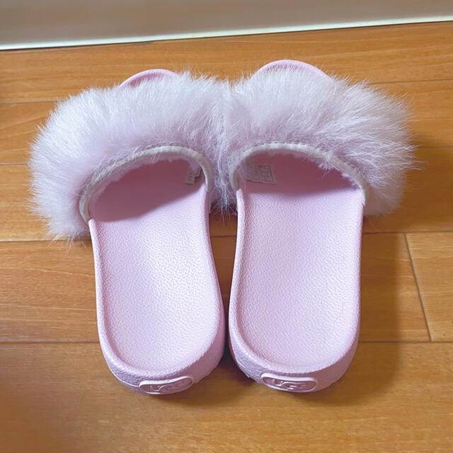 UGG(アグ)のUGGアグ W ROYALE ロイヤルファーサンダルピンク レディースの靴/シューズ(サンダル)の商品写真