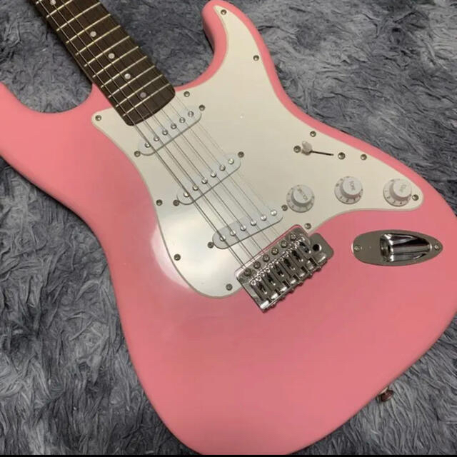 Fender(フェンダー)のSquier Bullet W/TREM  Pink 楽器のギター(エレキギター)の商品写真