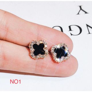ブラックロングクローバーピアス　フラワー　お花　モチーフ　韓国　ブランド(ピアス)