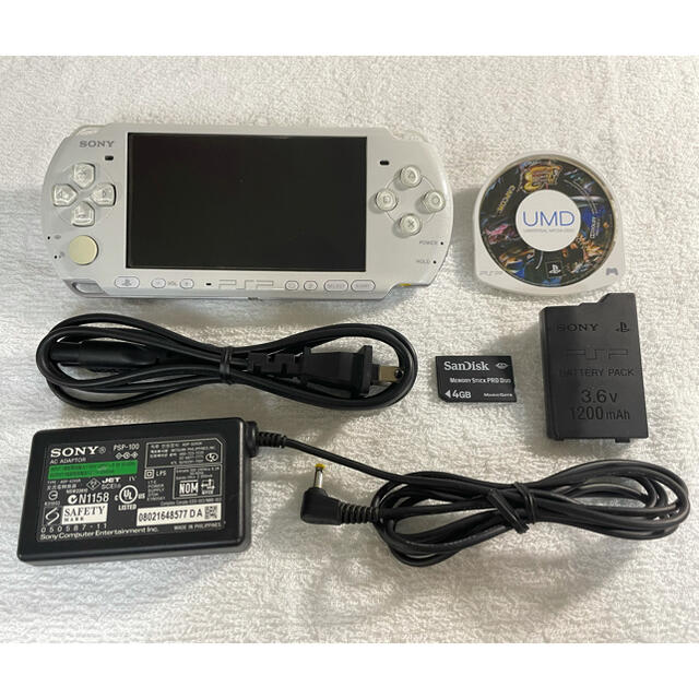 PlayStation Portable(プレイステーションポータブル)の良品　PSP-3000  パールホワイト エンタメ/ホビーのゲームソフト/ゲーム機本体(携帯用ゲーム機本体)の商品写真