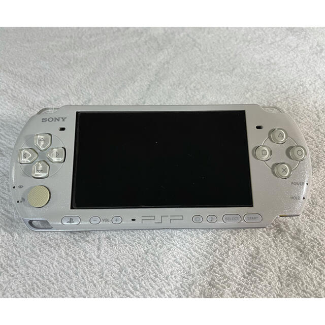 PlayStation Portable(プレイステーションポータブル)の良品　PSP-3000  パールホワイト エンタメ/ホビーのゲームソフト/ゲーム機本体(携帯用ゲーム機本体)の商品写真