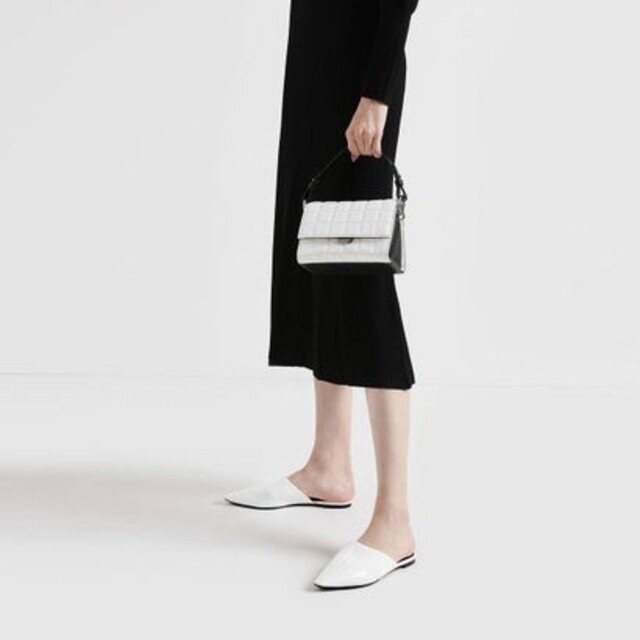 Charles and Keith(チャールズアンドキース)の【美品】CHARLES&KEITH キルト プッシュロッククロスボディバッグ レディースのバッグ(ショルダーバッグ)の商品写真