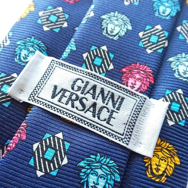 Gianni Versace(ジャンニヴェルサーチ)の【新品同様】GIANNI VERSACE 高級シルク ネクタイ メデューサ 総柄 メンズのファッション小物(ネクタイ)の商品写真