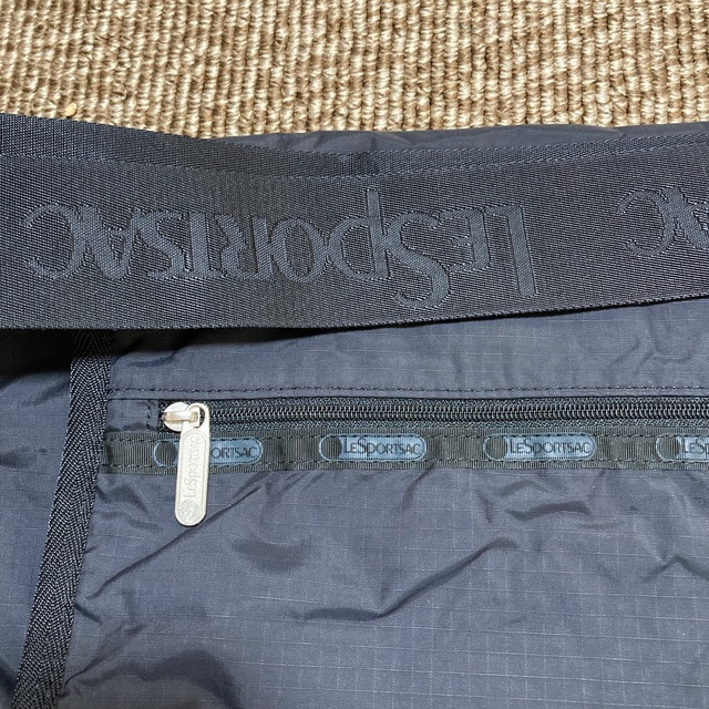 LeSportsac(レスポートサック)のレスポートサック　黒　メッセンジャーバック メンズのバッグ(メッセンジャーバッグ)の商品写真