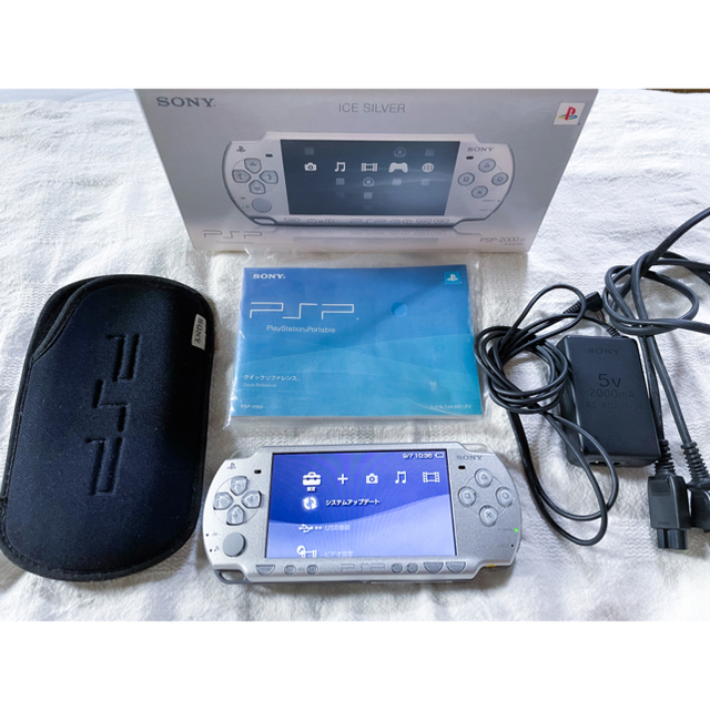 SONY(ソニー)のPSP 2000本体　アイスシルバー　おまけソフト4本セット エンタメ/ホビーのゲームソフト/ゲーム機本体(携帯用ゲーム機本体)の商品写真