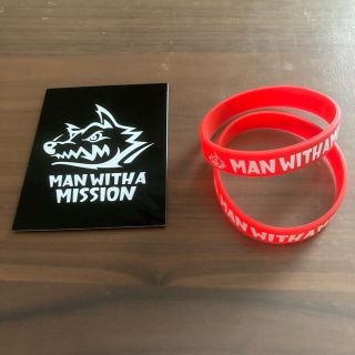 マンウィズアミッション(MAN WITH A MISSION)のMAN WITH ＡMISSION マグネットステッカーとラバーバンド2個セット(ミュージシャン)