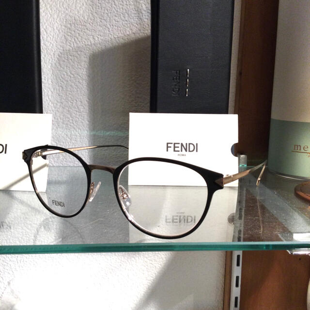 FENDI(フェンディ)の正規新品　フェンディ　メガネ　ブラック　ゴールド メンズのファッション小物(サングラス/メガネ)の商品写真