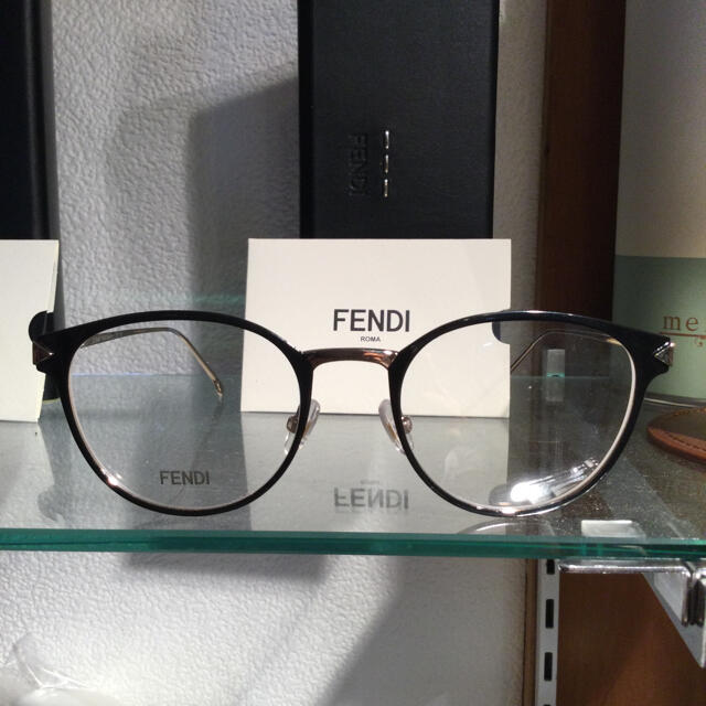 FENDI(フェンディ)の正規新品　フェンディ　メガネ　ブラック　ゴールド メンズのファッション小物(サングラス/メガネ)の商品写真