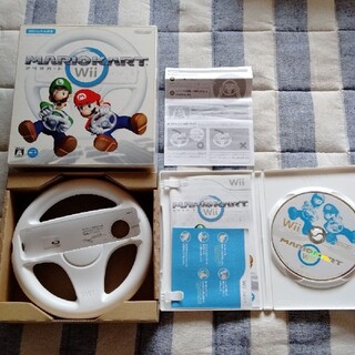 ウィー(Wii)のマリオカートWii　ハンドル、箱、取説付き(家庭用ゲームソフト)