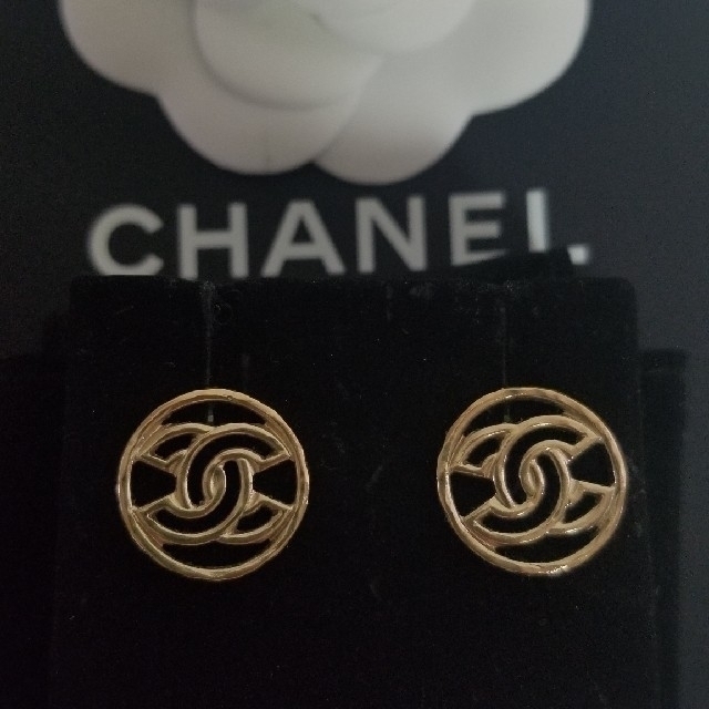 CHANEL　ゴールド丸型ピアス