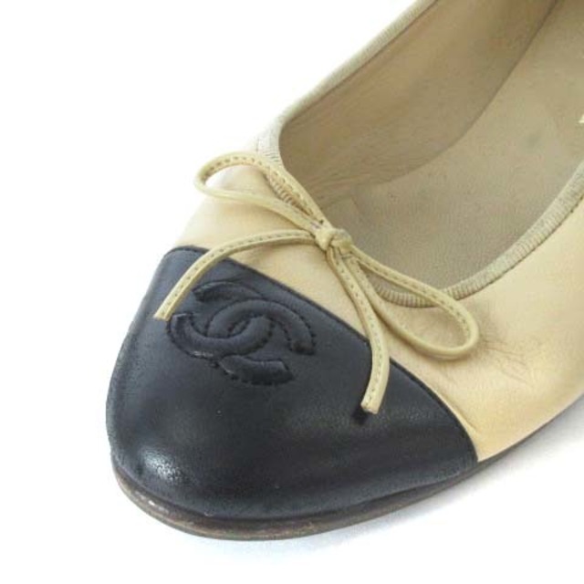 CHANEL(シャネル)のシャネル ココマーク フラットシューズ パンプス レザー ベージュ 黒 24.5 レディースの靴/シューズ(バレエシューズ)の商品写真