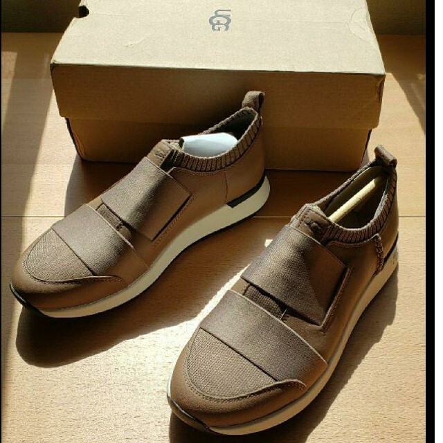 UGG(アグ)の【新品】UGG 本革スニーカー　チャコールブラウン　24.0cm レディースの靴/シューズ(スニーカー)の商品写真