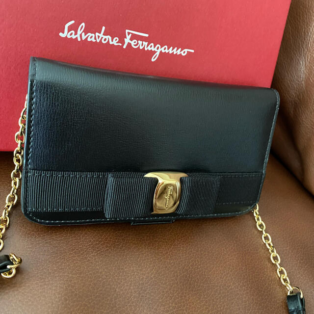 Salvatore Ferragamo(サルヴァトーレフェラガモ)の【正規品！】フェラガモ　iPhoneケース　手帳型　ショルダー＊ スマホ/家電/カメラのスマホアクセサリー(iPhoneケース)の商品写真