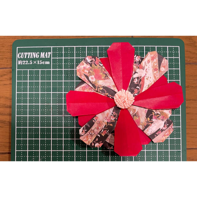 折り紙で作ったコスモス8個セット×2 、葉っぱ紅葉70枚 ハンドメイドのフラワー/ガーデン(その他)の商品写真