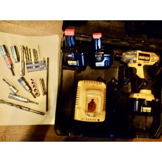★ DEWALTインパクトドライバー 12V  バッテリー3個  ケース+ビット(その他)