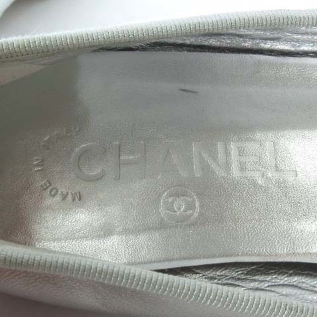 CHANEL(シャネル)のシャネル ココマーク フラットシューズ パンプス レザー シルバー 25.0 レディースの靴/シューズ(バレエシューズ)の商品写真