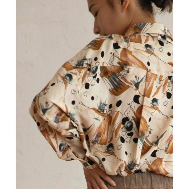 STYLE DELI(スタイルデリ)の〈完売品〉marjour（マージュール）PRINT BLOUSE レディースのトップス(シャツ/ブラウス(長袖/七分))の商品写真