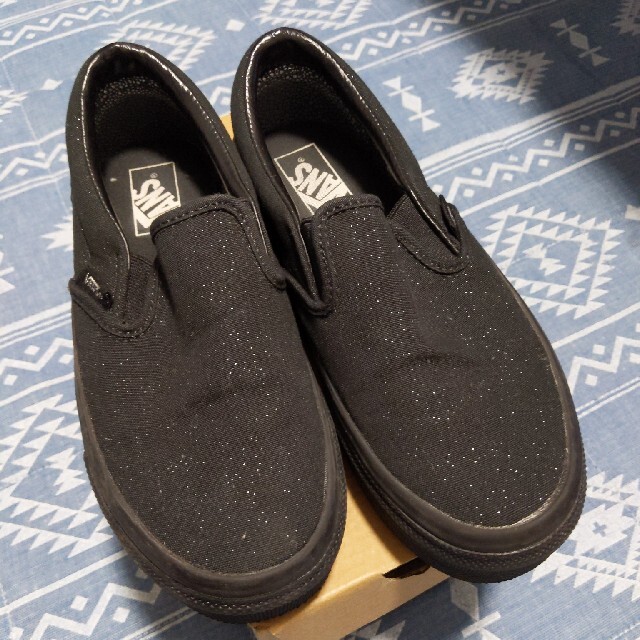 VANS(ヴァンズ)のVANS スリッポン 22cm 黒 ラメ入り キッズ/ベビー/マタニティのキッズ靴/シューズ(15cm~)(スリッポン)の商品写真