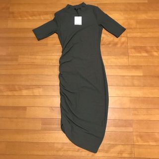 ザラ(ZARA)の《新品未使用》ZARA リブニットワンピース 半袖 ダークグレー アシンメトリー(ひざ丈ワンピース)