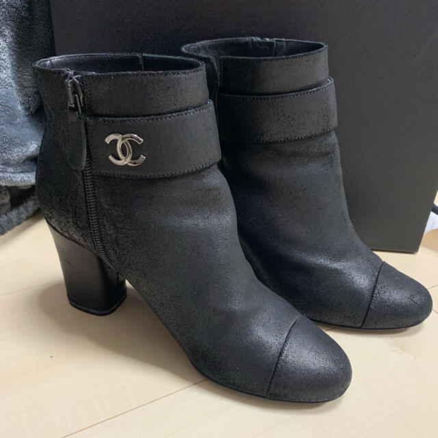 CHANEL(シャネル)のCHANEL 靴　ブーティ　黒　37c レディースの靴/シューズ(ブーティ)の商品写真