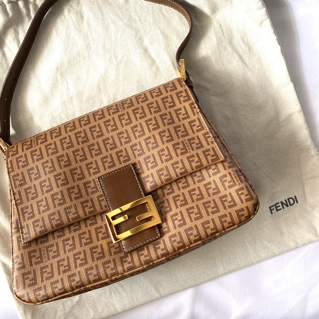 未使用　FENDI バッグ　マチたっぷり