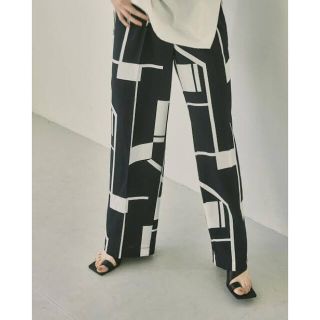 トゥデイフル(TODAYFUL)のTODAYFUL　Geometric Tuck Trousers(カジュアルパンツ)