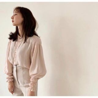 トゥデイフル(TODAYFUL)のfrontbutton shirring cuffsblouse  louren(シャツ/ブラウス(長袖/七分))