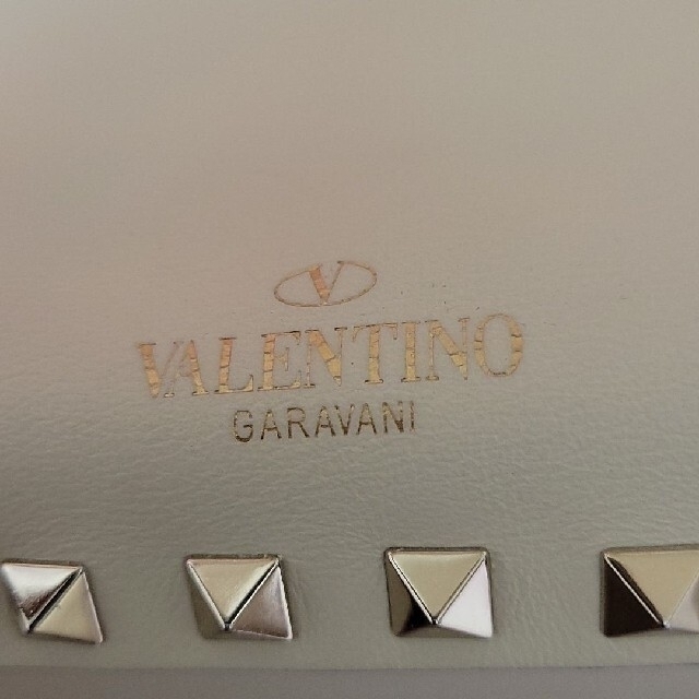 valentino garavani(ヴァレンティノガラヴァーニ)の専用ですヴァレンロックスタッズバッグ レディースのバッグ(ハンドバッグ)の商品写真