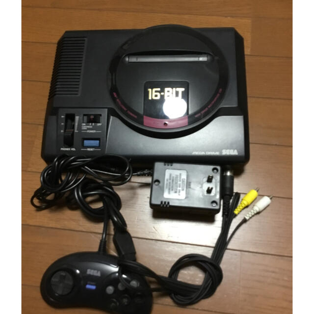 SEGA(セガ)のメガドライブ本体&ソフト3本セット エンタメ/ホビーのゲームソフト/ゲーム機本体(家庭用ゲーム機本体)の商品写真